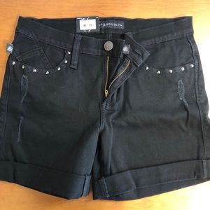 Size 8 * Rock & Republic “Bumbershoot” low rise Denim shorts.